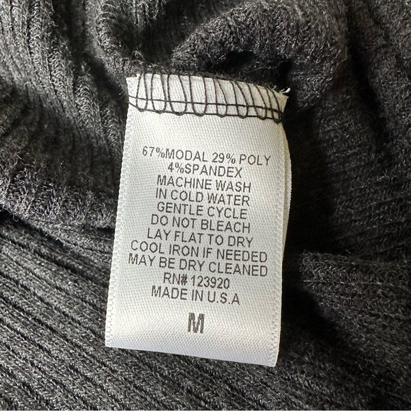 LA made Charcoal Sleeveless Padded Henley Size M - Picture 8 of 8